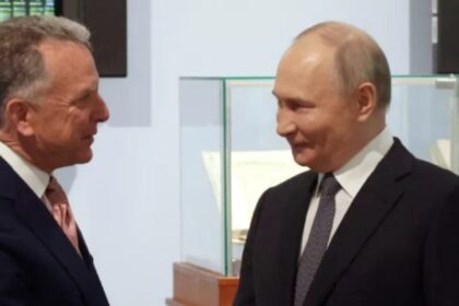 Steve Witkoff, enviado especial de Trump, e Putin, presidente russo (Foto: Gavril Grigorov/Reuters)