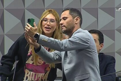 O senador Cleitinho tira foto com a influencer Virginia Fonseca durante CPI • Reprodução