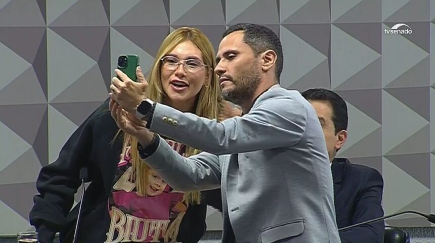 O senador Cleitinho tira foto com a influencer Virginia Fonseca durante CPI • Reprodução