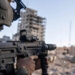 Soldado israelense em operação na Faixa de Gaza (Foto: ISRAEL DEFENSE FORCES/Via Reuters)