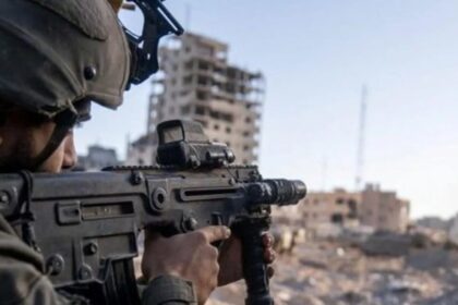 Soldado israelense em operação na Faixa de Gaza (Foto: ISRAEL DEFENSE FORCES/Via Reuters)