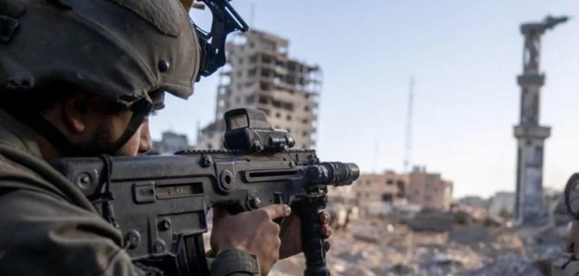 Soldado israelense em operação na Faixa de Gaza (Foto: ISRAEL DEFENSE FORCES/Via Reuters)
